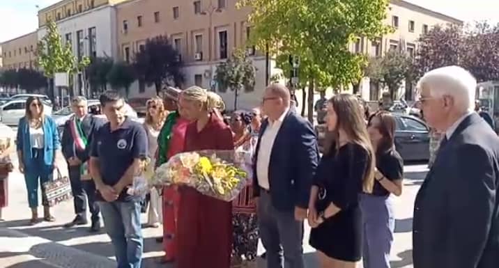 L’Honorable Hermine Patricia TomaÏno Ndam Njoya et sa suite ont posé la gerbe de fleurs au pied du Monument aux morts Piazza De Gasperi Cassino.